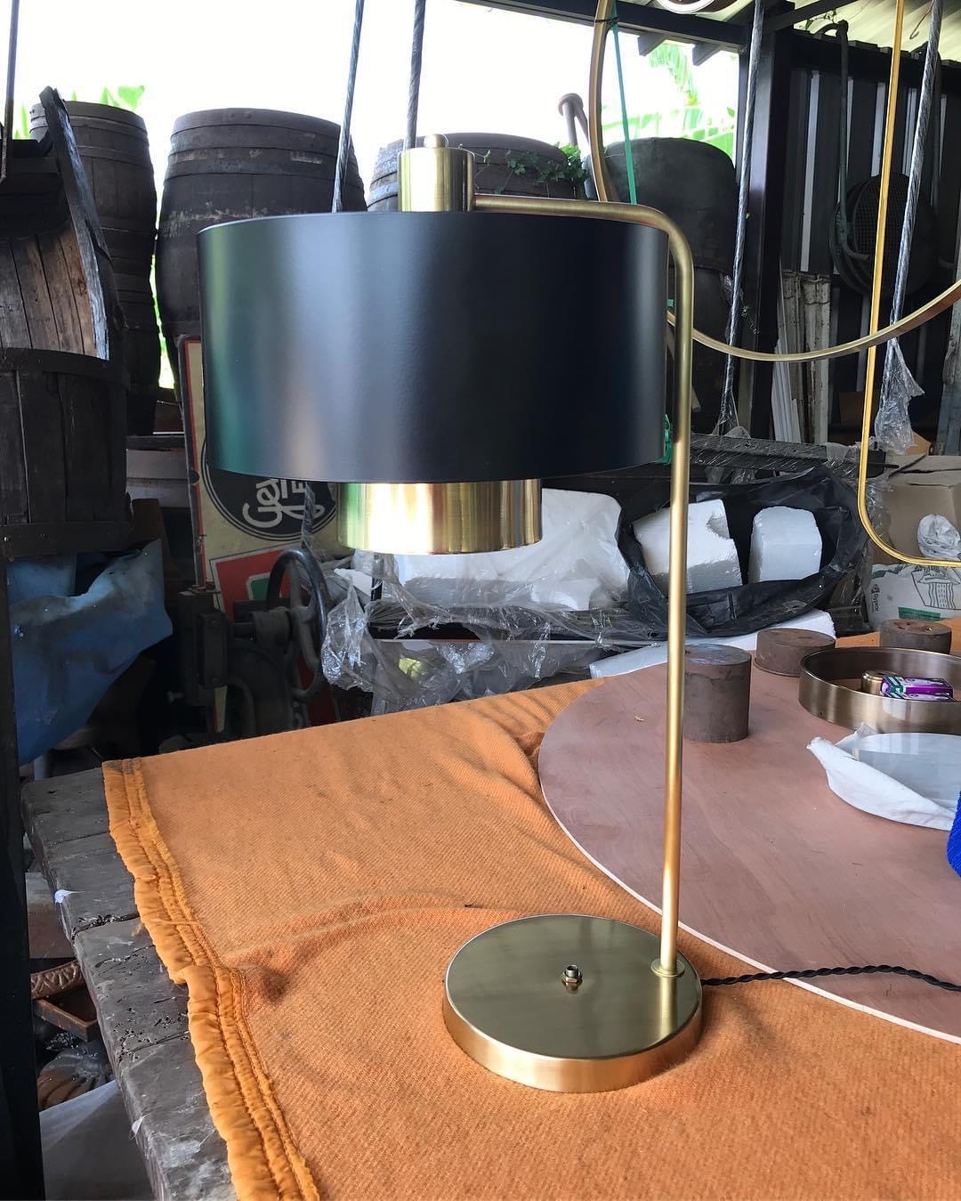 Lampu Duduk Kuningan - Lampu duduk kuningan, cahaya hangat.