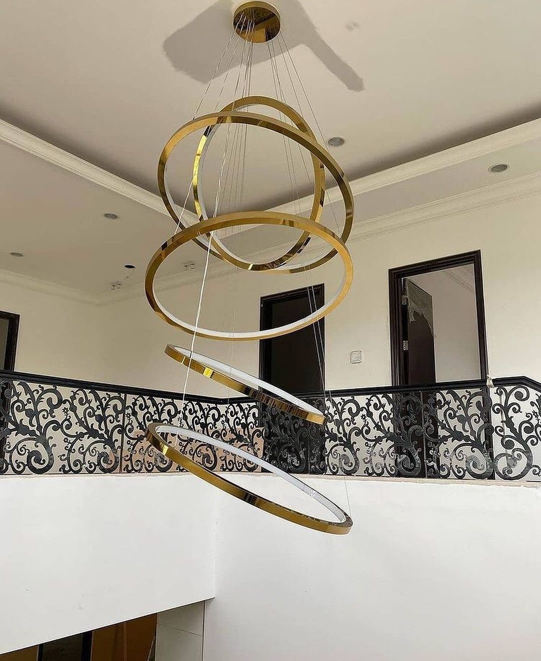 Lampu Ring Kuningan - Chandelier ring kuningan modern elegan.