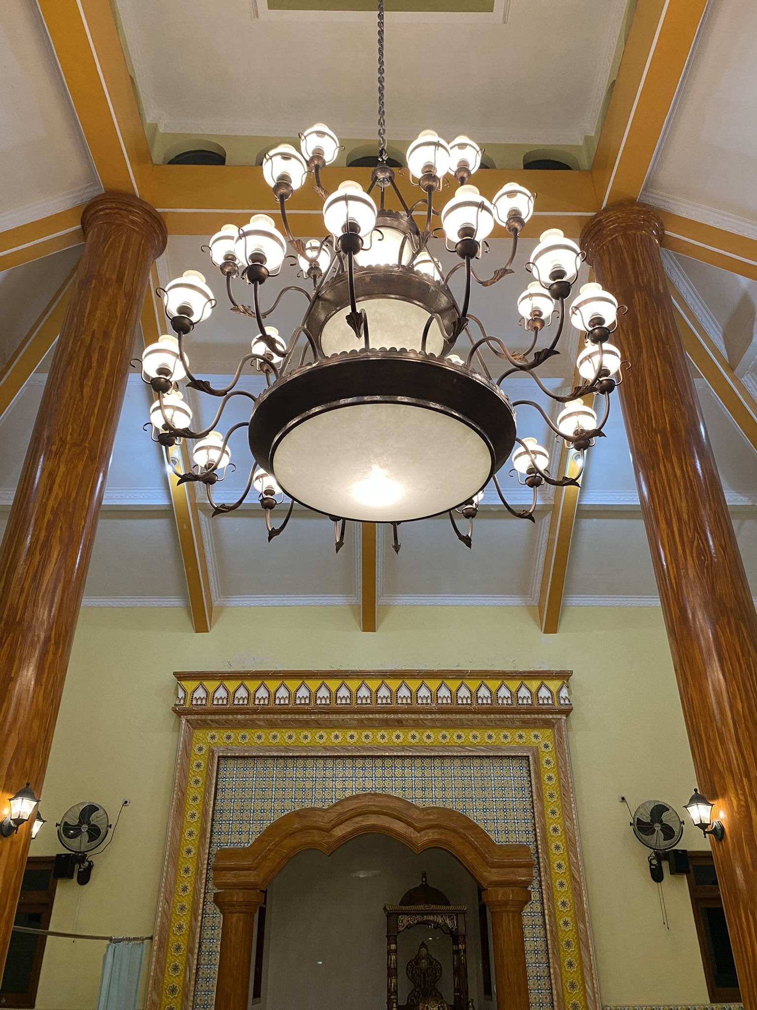 Lampu Robyong Tembaga - Chandelier robyong tembaga elegan.