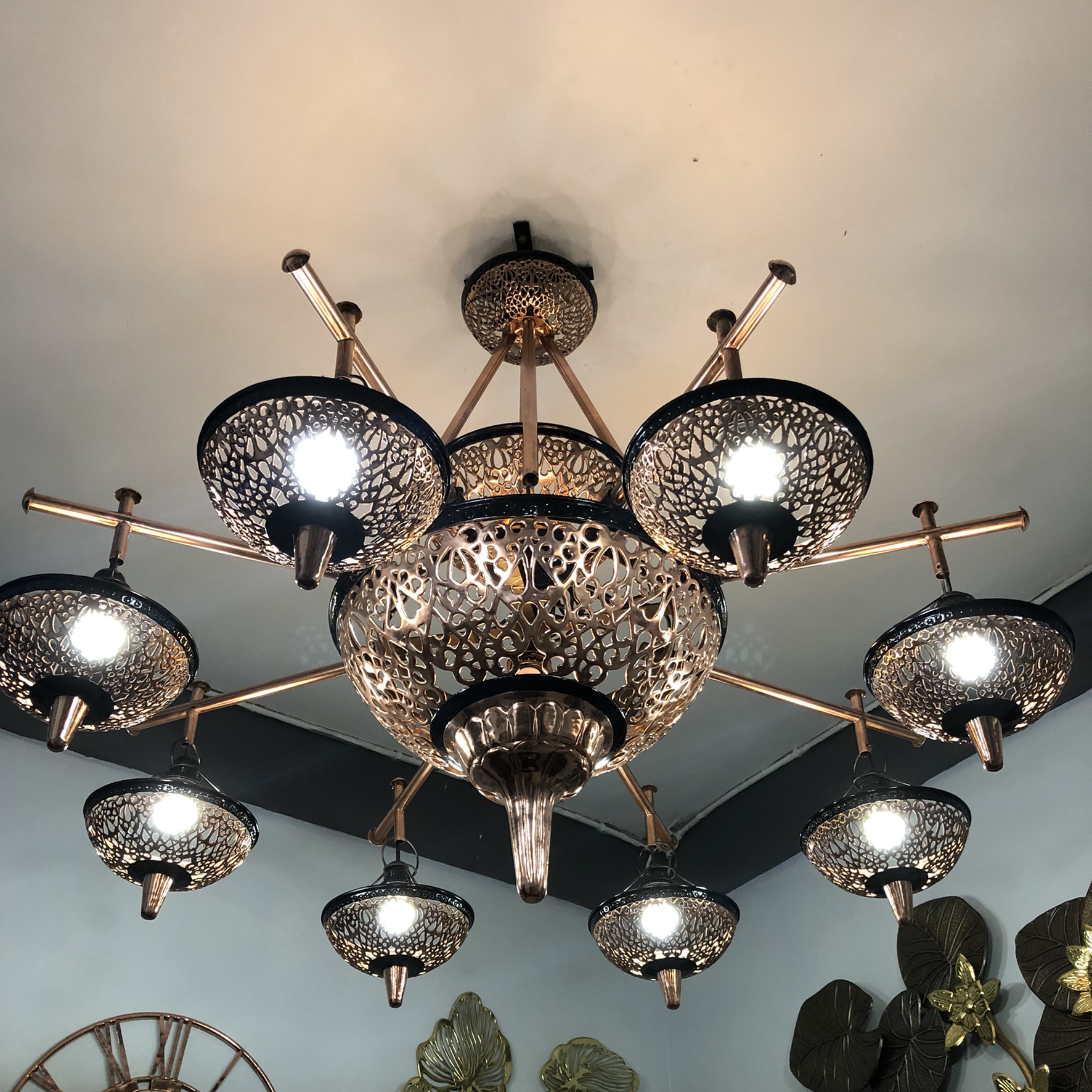 Lampu Robyong Tembaga - Robyong tembaga dengan detail dekoratif.