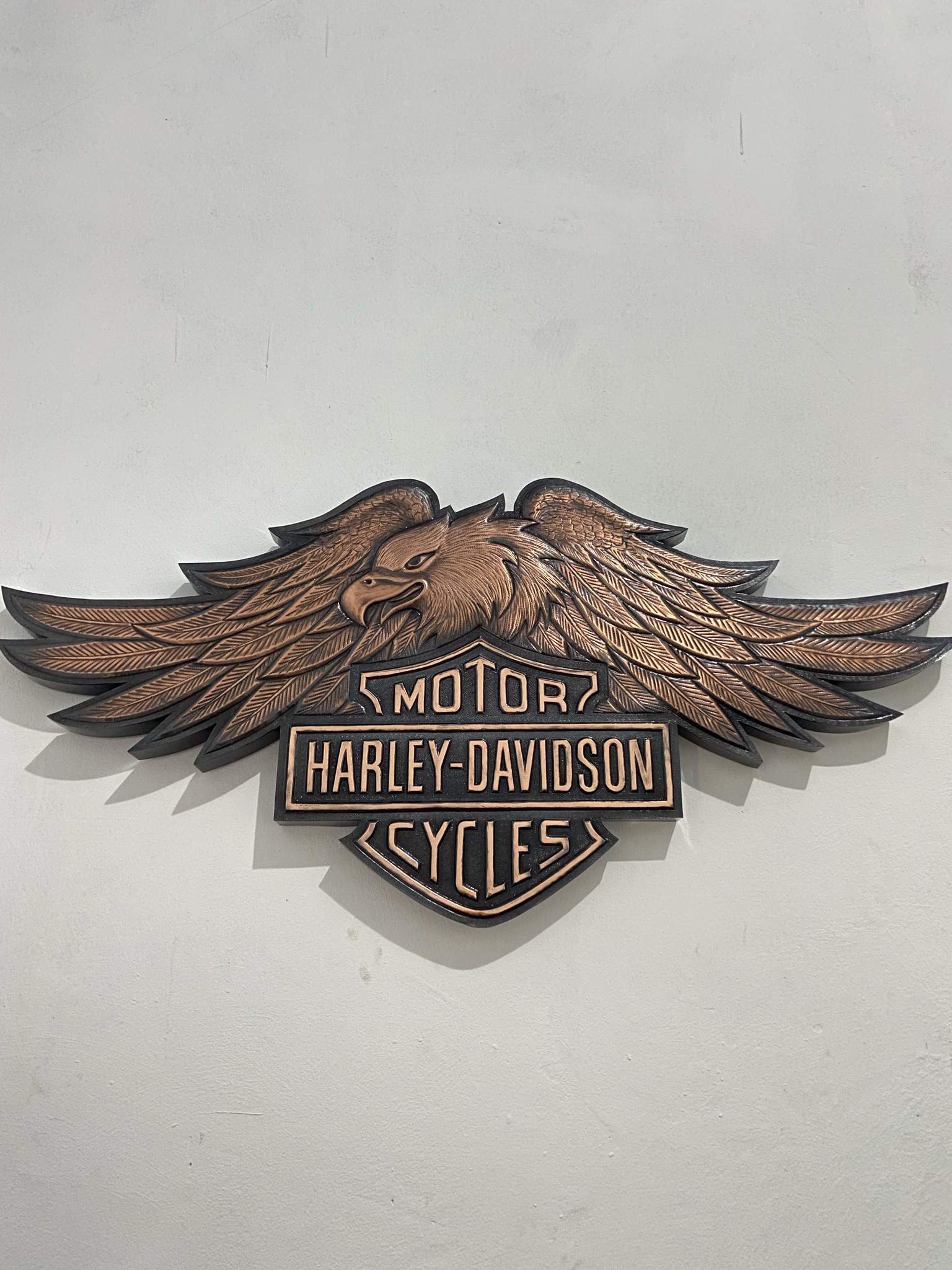 Logo Harley Davidson - Logo Harley-Davidson berbahan kuningan.