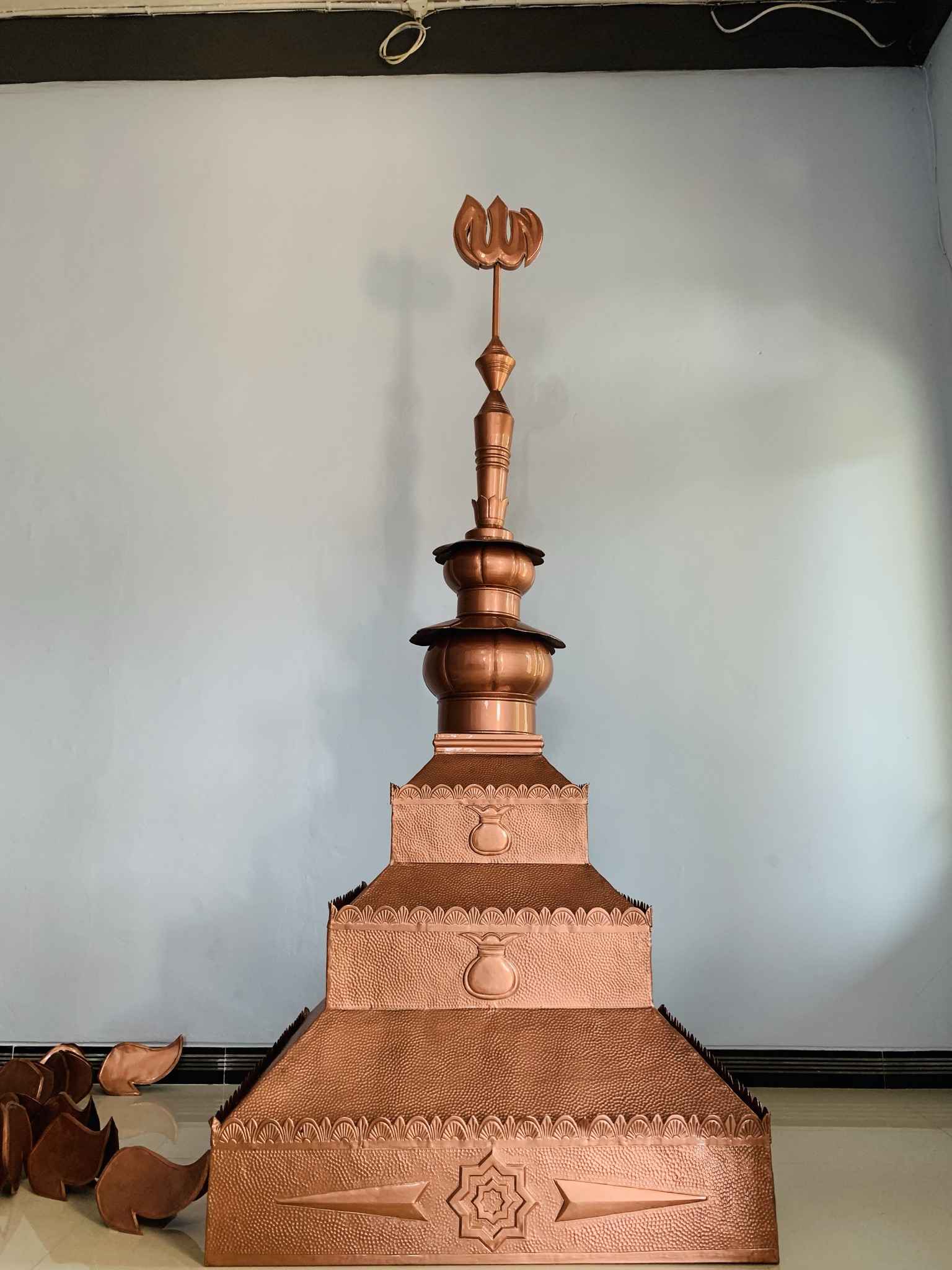 Makara Tembaga - Makara tembaga ornamen arsitektur klasik.