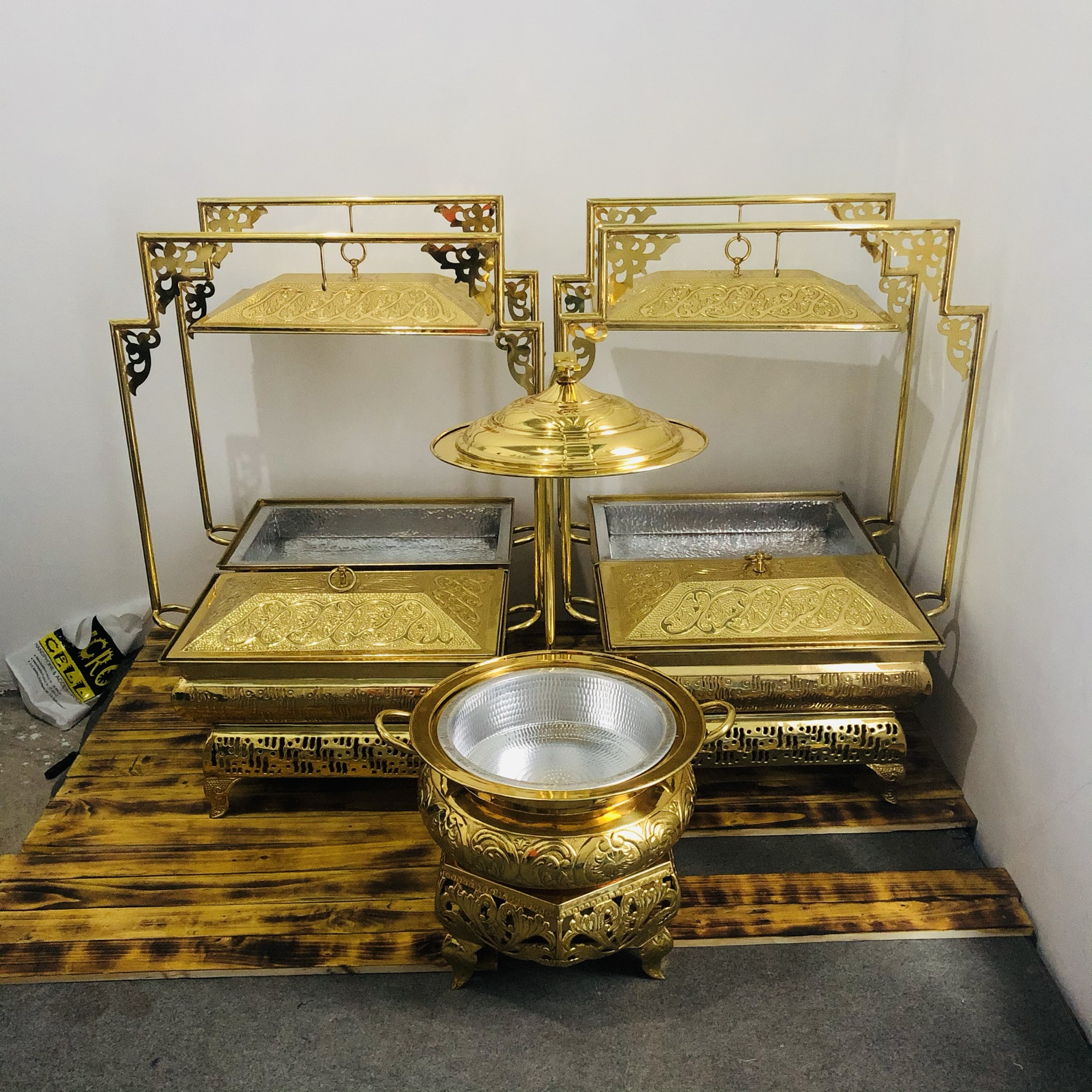 Prasmanan Kuningan - Perlengkapan prasmanan kuningan mewah.